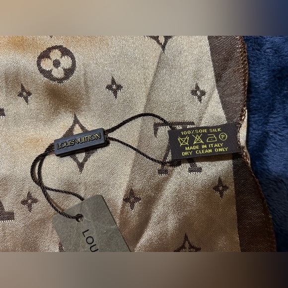 Authentic Louis Vuitton silk scarf. Beautifuliful! - Picture 11 of 15
